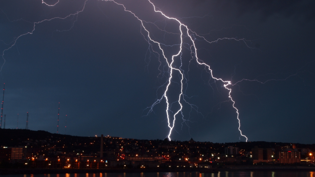 A tendência é que com o passar dos anos o número de descargas atmosféricas aumente no Brasil devido às mudanças climáticas A tendência é que com o passar dos anos o número de descargas atmosféricas aumente no Brasil devido às mudanças climáticas